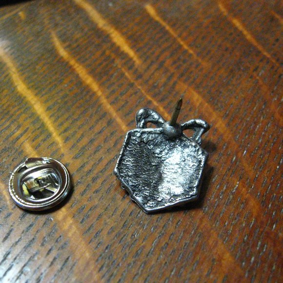 🎁 Wrapped Present Vintage Lapel Pin - Picture 3 of 4